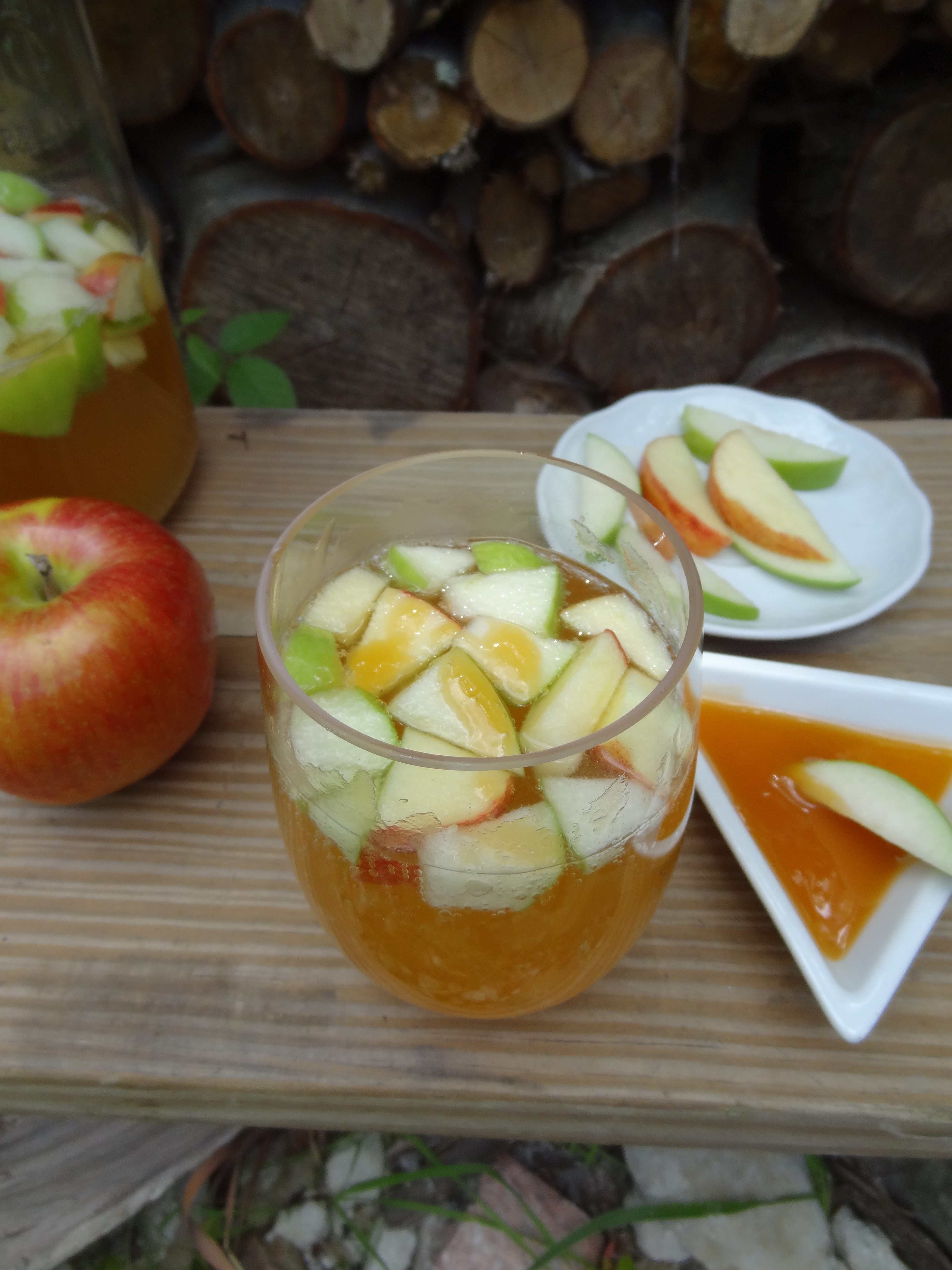 Welcome Autumn with these delicious Sparkling Apple Cider Drinks - The perfect way to celebrate! #falldrinks #apple