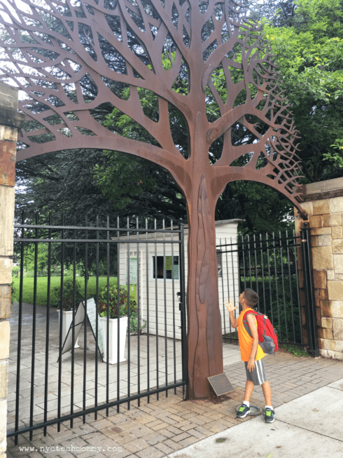 Queens Botancial Garden Main Gate - Tree sculpture dedicated to victims and heroes of 9/11 