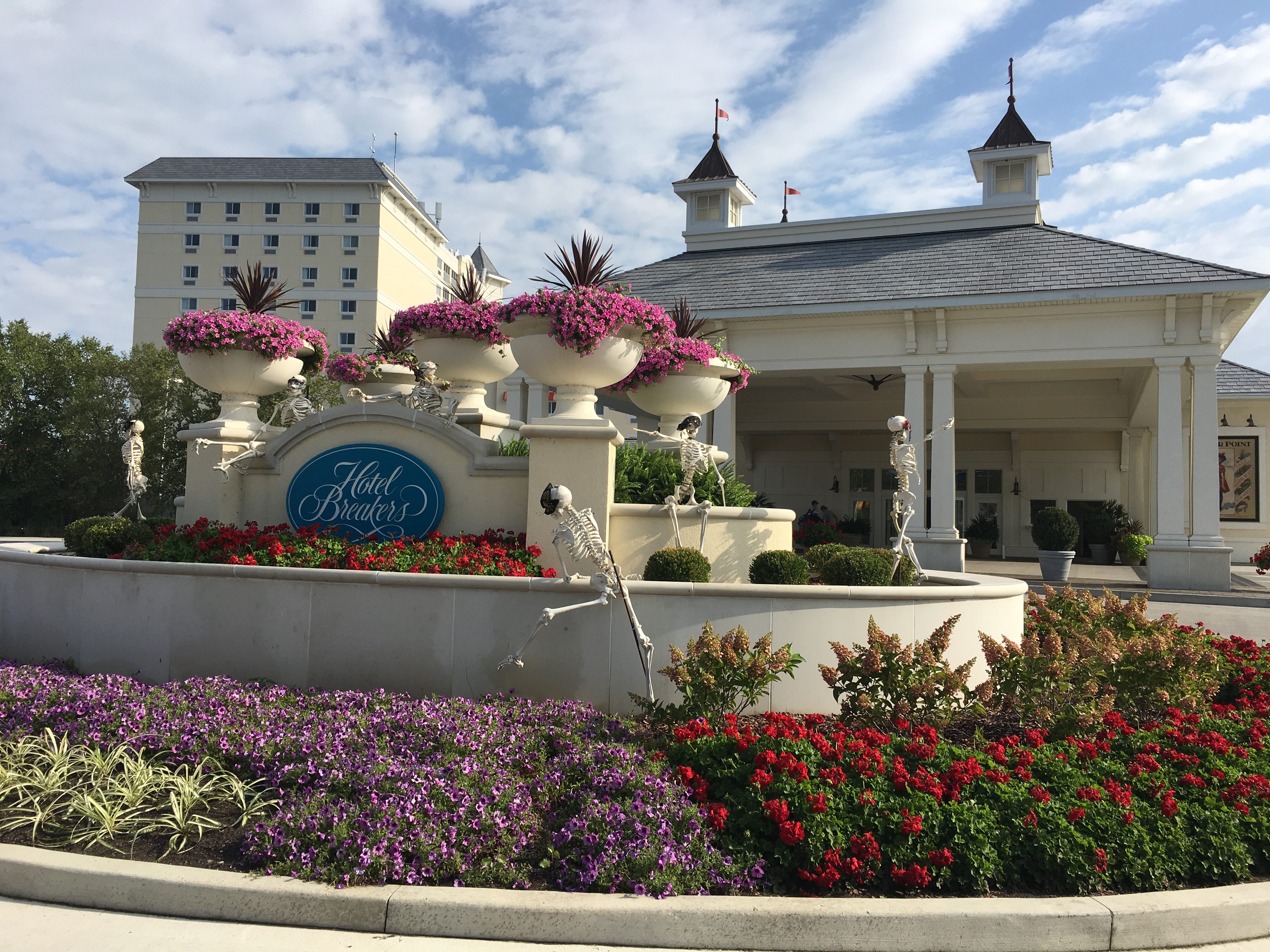 We love it so much I thought I should tell you all the reasons to stay at Hotel Breakers when visiting Cedar Point. It's the perfect family fun destination!