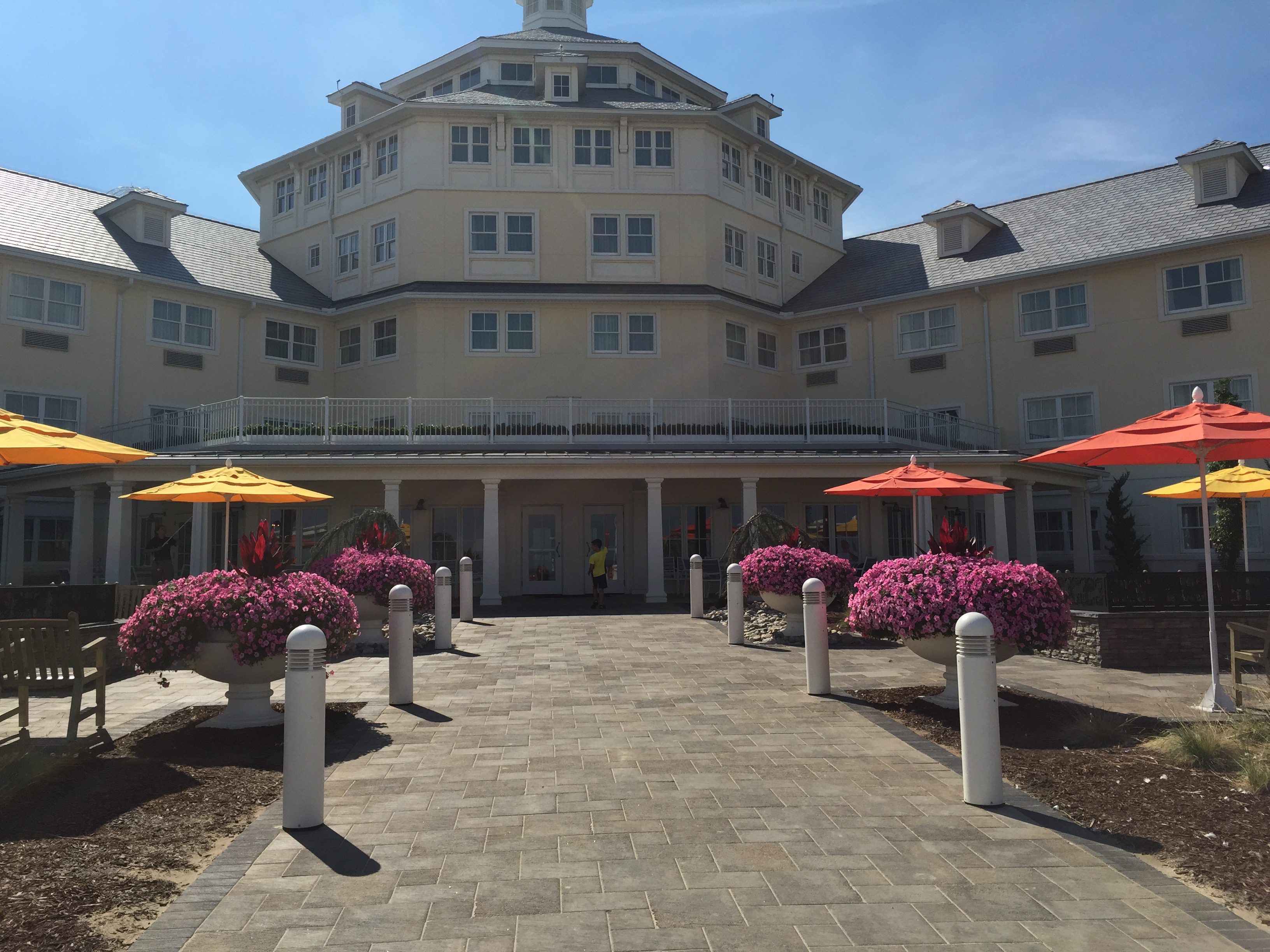 We love it so much I thought I should tell you all the reasons to stay at Hotel Breakers when visiting Cedar Point. It's the perfect family fun destination!