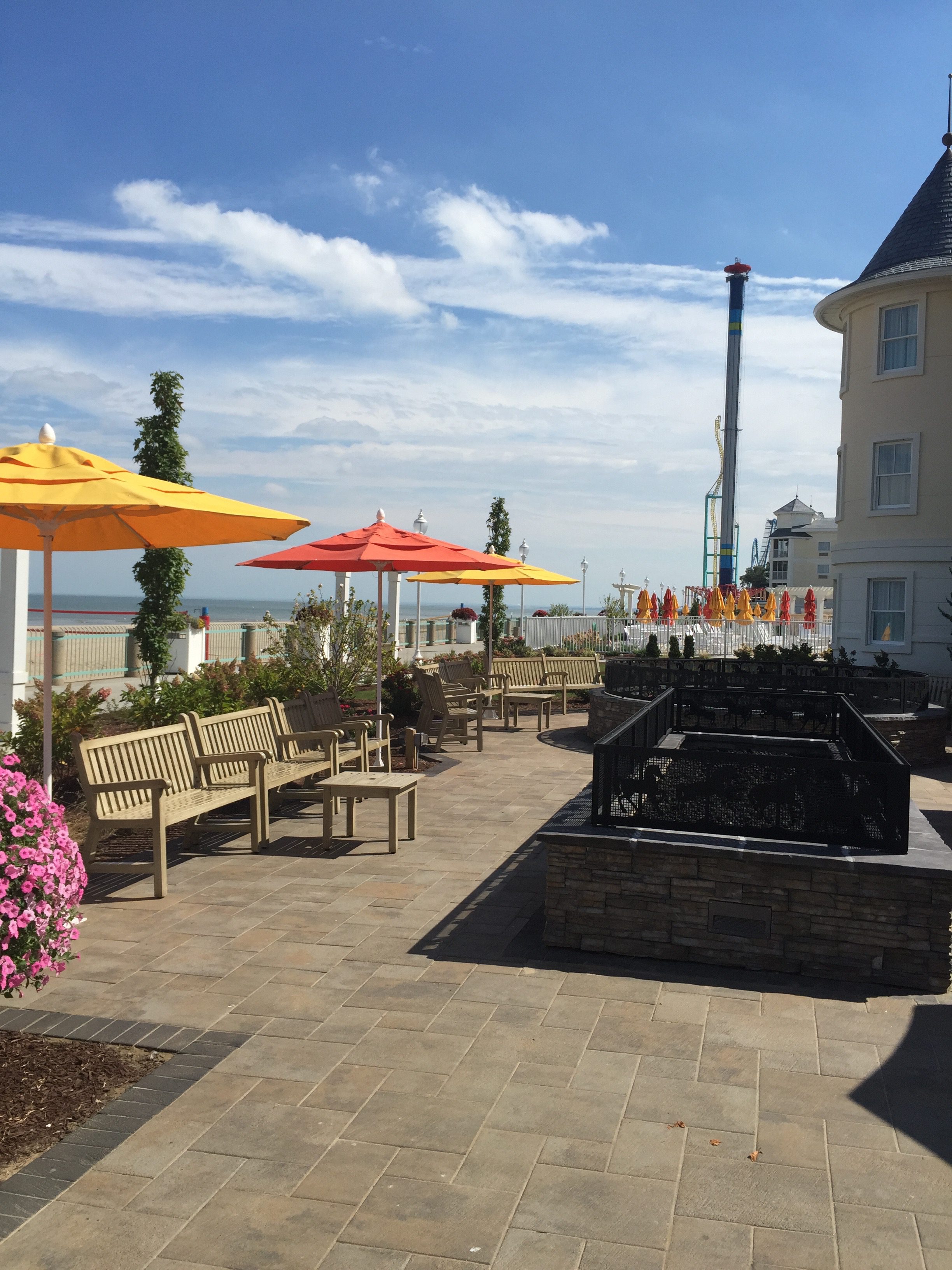 We love it so much I thought I should tell you all the reasons to stay at Hotel Breakers when visiting Cedar Point. It's the perfect family fun destination!